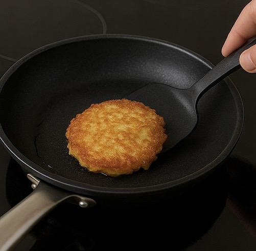Kartoffelpuffer 調理手順4：両面がカリッとなるまで焼く