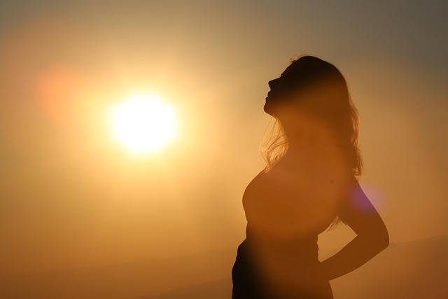 夕焼けと女性のシルエットの画像